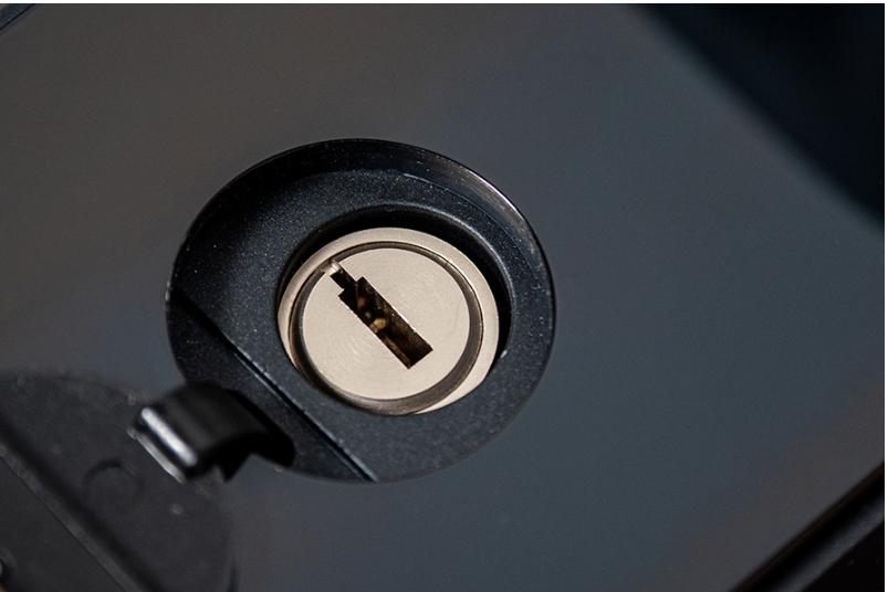 aqara  n100配有两把实体钥匙,可用于在门锁断电等情况下紧急解锁